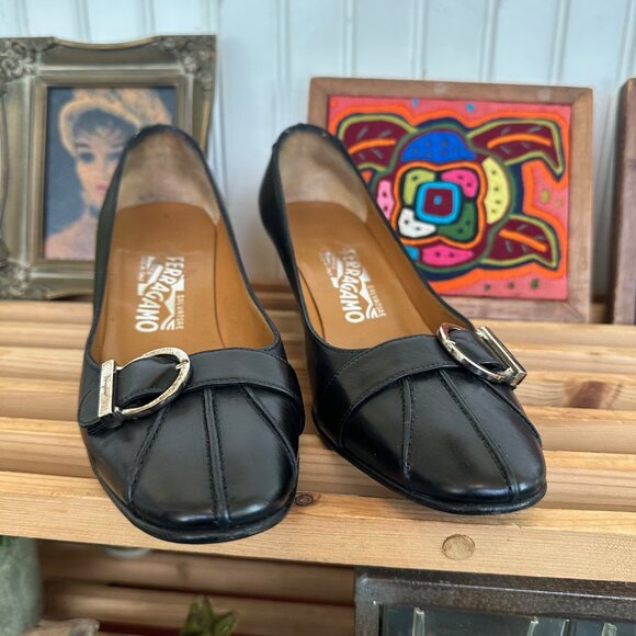 Salvatore Ferragamo Black Leather Pumps With Gold Buckles Size 7.5 - Picture 2 of 10